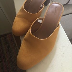 Universal Thread mules 11W(Price good for 24hrs)